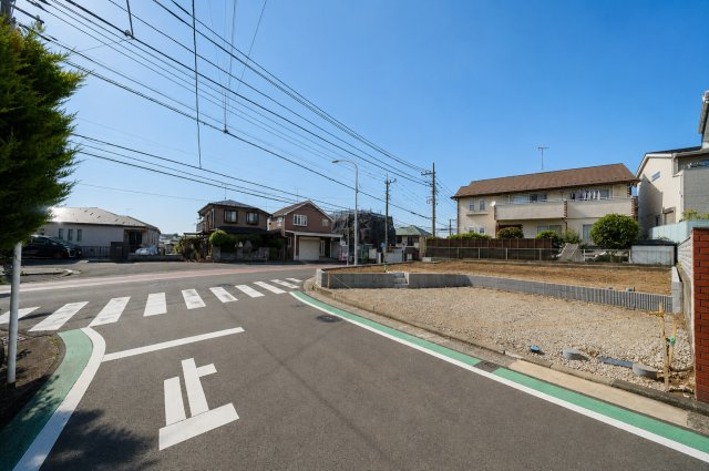 【“ゆったり暮らす”を叶える家】敷地約49坪、テラス付き20帖LDKが魅力の新築戸建て★仲介手数料無料★の前面道路含む現地写真|道路幅員にゆとりがあり、車の出し入れもしやすい現地。周囲には落ち着いた住宅街が広がり、穏やかな住環境が魅力です。