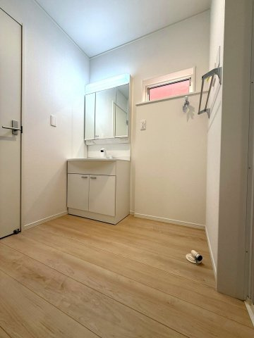 新築戸建て　清水町徳倉第24　全1棟　の洗面所|明るい洗面脱衣室。