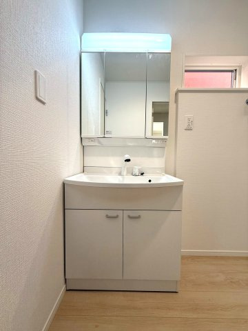 新築戸建て　清水町徳倉第24　全1棟　の独立洗面台|清潔感のある洗面台。鏡の裏も収納になっているため歯ブラシなど細かいものもスッキリ収納できます！