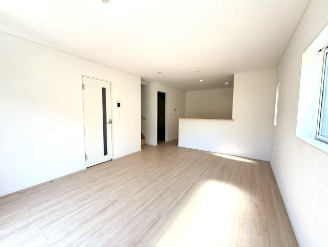 新築戸建て　清水町徳倉第24　全1棟　の居間・リビング|明るい光が差し込むリビングは自然と家族が集まる場所になりそうですね。