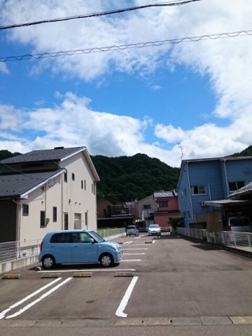 メゾン・ド・ルナの駐車場