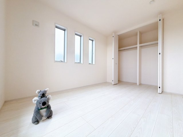 【洋室】 | 高崎市町屋町　新築住宅 | 3つの窓がアクセントの洋室。
好みのこだわりのお部屋にしてじぶんだけの部屋でゆったりと寛げます。