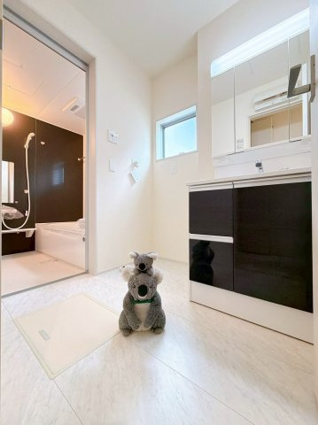 【独立洗面台】 | 高崎市町屋町　新築住宅 | 爽やかなデザインでまとめられた洗面脱衣室。収納たくさんな洗面化粧台。