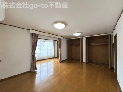 【洋室】 | 明石市二見町西二見 | 2階洋室。たっぷり収納できます！