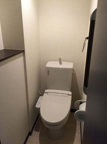 レオネクスト五軒家のその他|棚付きトイレ