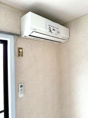 【設備】 | サマックス小川ハイツ | ※参考写真※暑い夏や寒い冬に大活躍！洋室6帖のお部屋にあるエアコンです☆冷暖房完備で1年中快適に過ごせます♪