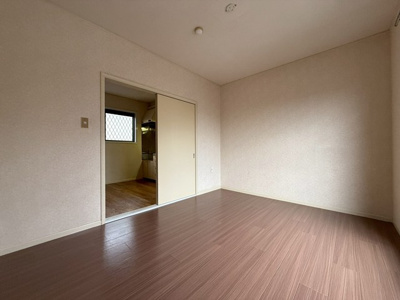 【寝室】 | サマックス小川ハイツ | ※参考写真※南東向き洋室6帖☆窓側からの眺めです♪洋室なのでお掃除もカンタンです！