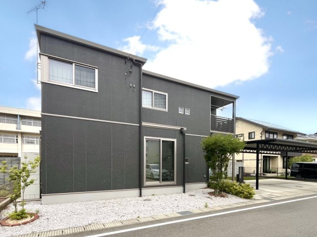 【中古戸建】前橋市荒牧町2丁目の外観|■外観｜外壁のアクセントカラーがシックな外観です。シンプルなデザインでありながらも「個性」を損なわず、お客様一人ひとりの暮らし方にフィットします。