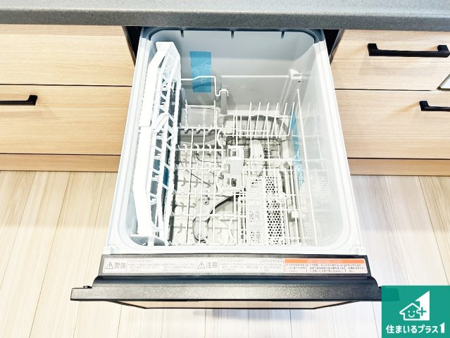 ●奈良市西ノ京町　第1期　新築一戸建ての設備|食事後の一仕事、食器洗いをボタン一つでお任せできちゃいます！場所を取らないビルトイン式なので、お料理スペースもしっかり確保！