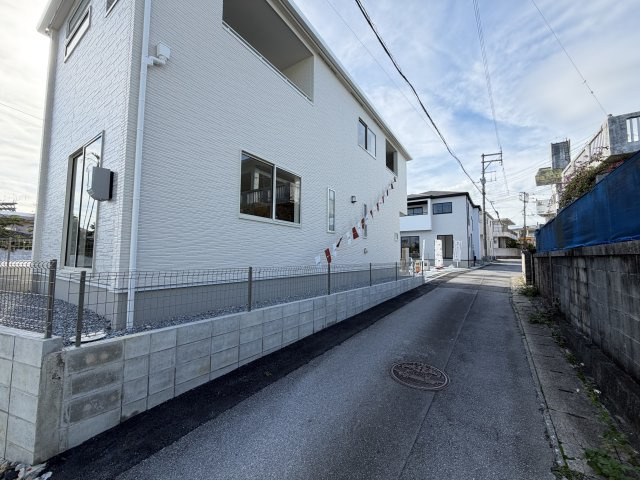 南城市玉城親慶原（全2棟）2号棟の前面道路含む現地写真|※東側公道3.1m～4.6m♪