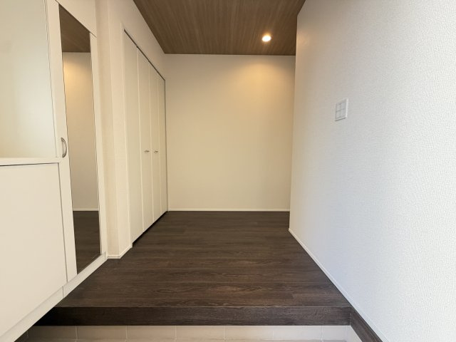 南城市玉城親慶原（全2棟）2号棟の玄関|2号棟　十分な収納付き玄関♪玄関ホール収納付き♪