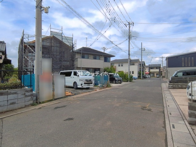 越谷市三宮1期　新築一戸建ての前面道路含む現地写真