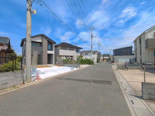 越谷市三野宮1期　新築一戸建ての前面道路含む現地写真