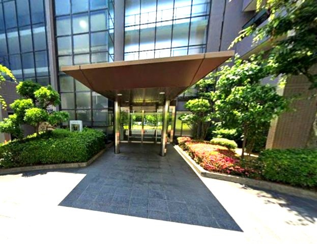 ジークレフ芦屋のエントランス|将来のお子様の通学も視野に入れると各方面アクセスがいい住居は日々の生活を助けてくれますね。