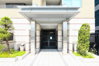 【エントランス】 | 鶴見中央パークホームズ | ◆その邸が魅せる、気品・上質・重厚感・極細やかさ、そのすべては訪れた者に安らぎと品性を与える特別な空間です。ここに住むからこそ意味がある。すべての（始まり）をここから迎えます。