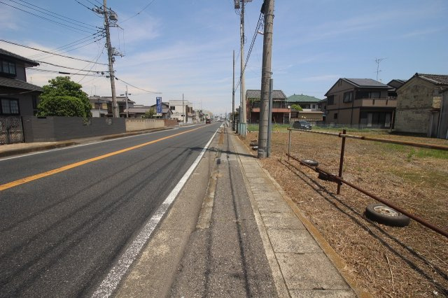 小山市間々田の前面道路含む現地写真|北西側道路（2026年5月撮影）