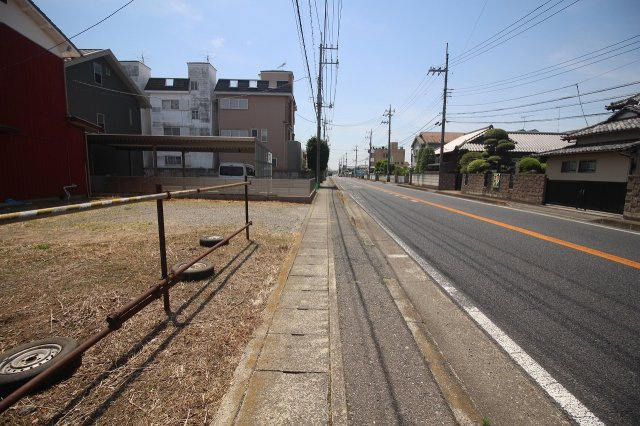 小山市間々田の前面道路含む現地写真|北西側道路（2026年5月撮影）
