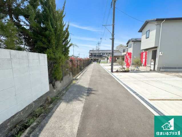 ●29(土)30(日)現地説明会！　奈良市西ノ京町　全3邸の前面道路含む現地写真|周辺は閑静な住宅街！前面道路広々で車の出し入れも便利です。駐車が苦手な方でも安心して車庫入れできます！