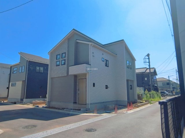 入間郡三芳町大字北永井の新築一戸建の外観|2026年8月撮影　
長く安心して暮らせる長期優良住宅！
大型分譲地内の整った街並みに建つ新築一戸建て！
資料請求やご見学などお気軽にお問い合わせください。