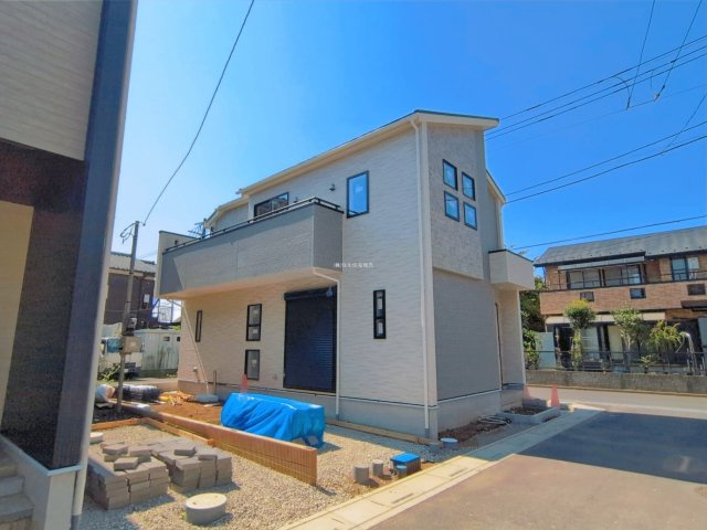 入間郡三芳町大字北永井の新築一戸建の外観|ベビーカーなども収納できて便利な土間収納のある玄関です。
忙しい朝も家族で快適に使える広い洗面室も魅力的♪