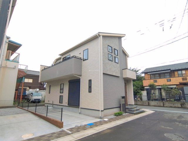 入間郡三芳町大字北永井の新築一戸建の外観|ベビーカーなども収納できて便利な土間収納のある玄関です。
忙しい朝も家族で快適に使える広い洗面室も魅力的♪