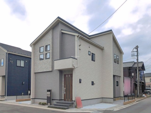 入間郡三芳町大字北永井の新築一戸建の外観|ベビーカーなども収納できて便利な土間収納のある玄関です。
忙しい朝も家族で快適に使える広い洗面室も魅力的♪