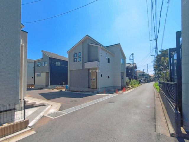 入間郡三芳町大字北永井の新築一戸建の前面道路含む現地写真|37坪以上のゆとりの敷地に建つ3LDK ！
折上天井で開放的な17.75帖のリビング♪