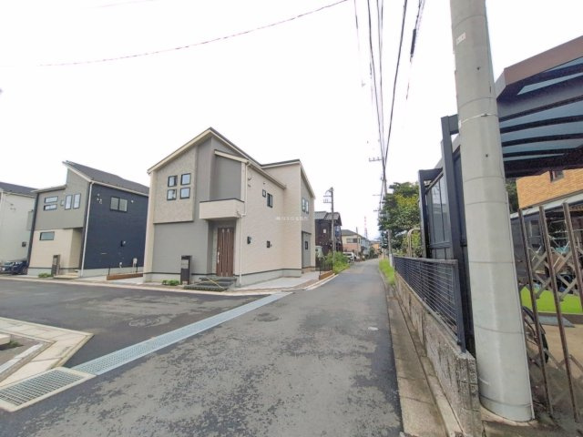 入間郡三芳町大字北永井の新築一戸建の前面道路含む現地写真|37坪以上のゆとりの敷地に建つ3LDK ！
折上天井で開放的な17.75帖のリビング♪