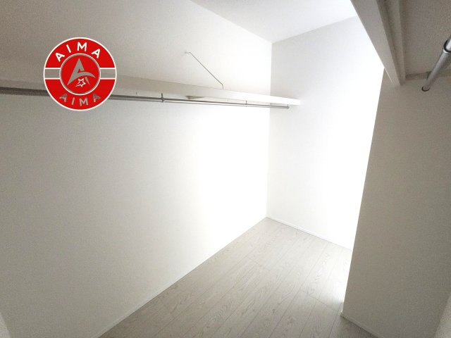 福津市西福間3丁目第5-2棟（1号棟）の収納|洋服や大きな荷物が多い方や人数の多いご家族などは、一般的なクローゼットよりもウォークインクローゼットのほうが使い勝手が良いです。