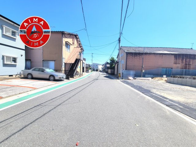 福津市西福間3丁目第5-2棟（1号棟）の前面道路含む現地写真|前面道路は閑静な住宅地をはしる車通りの少ない道路。お車の出し入れが苦手なママや小さなお子様にも安心ですね。しっかり舗装もされているので、ベビーカーや自転車で通っても快適に通行できます。