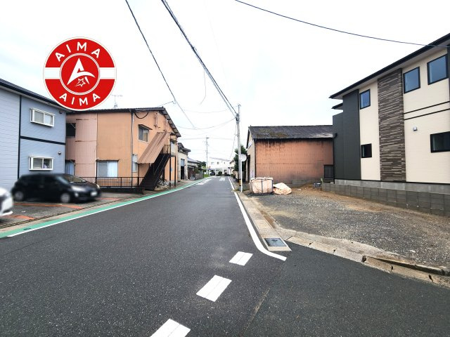 福津市西福間3丁目第5-2棟（1号棟）の前面道路含む現地写真|前面道路は閑静な住宅地をはしる車通りの少ない道路。お車の出し入れが苦手なママや小さなお子様にも安心ですね。しっかり舗装もされているので、ベビーカーや自転車で通っても快適に通行できます。