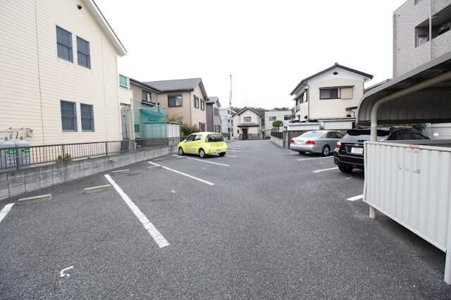 クレストの駐車場