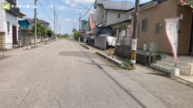 越谷市弥栄町3丁目　中古一戸建ての前面道路含む現地写真