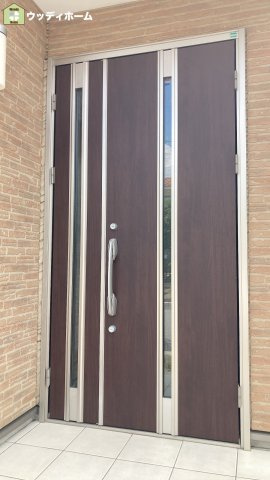 越谷市弥栄町3丁目　中古一戸建ての玄関