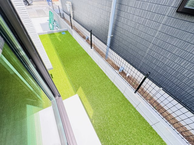 西馬橋4丁目新築戸建【旭町小学校:6分】の庭|南側隣地境界スペース