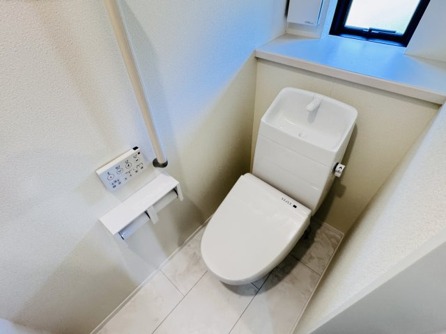 西馬橋4丁目新築戸建【旭町小学校:6分】のトイレ|温水洗浄暖房便座つきトイレ