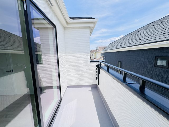 西馬橋4丁目新築戸建【旭町小学校:6分】のバルコニー|寝室前南向きバルコニー・日当たり良好♪