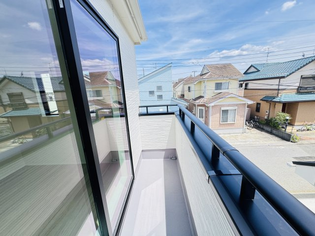 西馬橋4丁目新築戸建【旭町小学校:6分】のバルコニー|5.25帖洋室前・南向きバルコニー・日当たり良好♪