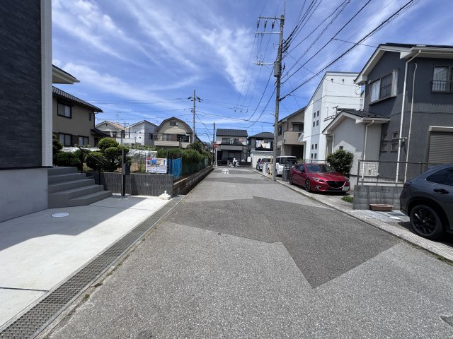 西馬橋4丁目新築戸建【旭町小学校:6分】の前面道路含む現地写真|東側前面道路
