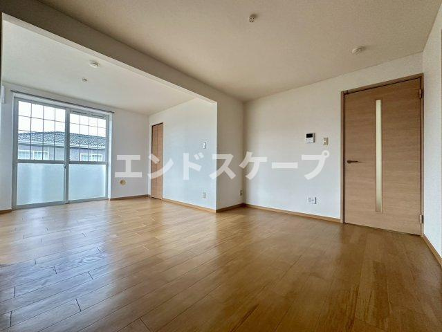 ロイヤルパークＡの居間・リビング|高崎、前橋のお部屋探しはエンドスケープまで！お客様の理想お聞かせ下さい♪