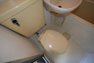 浴室内にトイレがあります♪