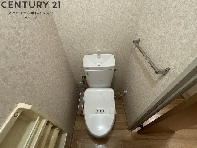 温水洗浄便座付きのトイレです♪