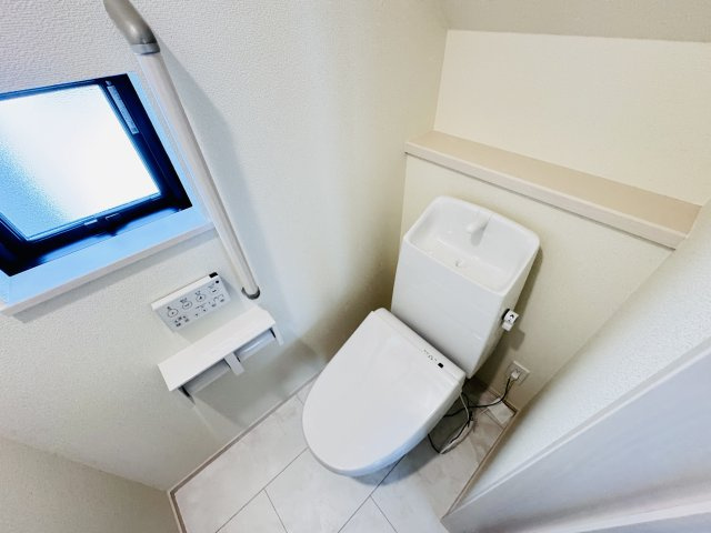 西馬橋4丁目新築戸建【旭町小学校:6分】のトイレ|温水洗浄暖房便座つきトイレ