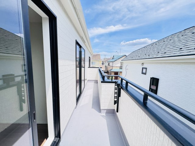 西馬橋4丁目新築戸建【旭町小学校:6分】のバルコニー|南向きワイドバルコニー・日当たり良好♪