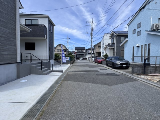 西馬橋4丁目新築戸建【旭町小学校:6分】の前面道路含む現地写真|東側前面道路