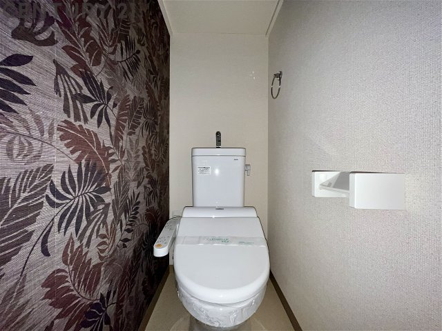 温水洗浄便座付きのトイレです♪
