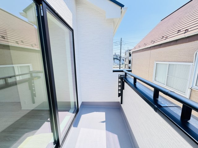 西馬橋4丁目新築戸建【旭町小学校:6分】のバルコニー|寝室前南向きバルコニー・日当たり良好♪