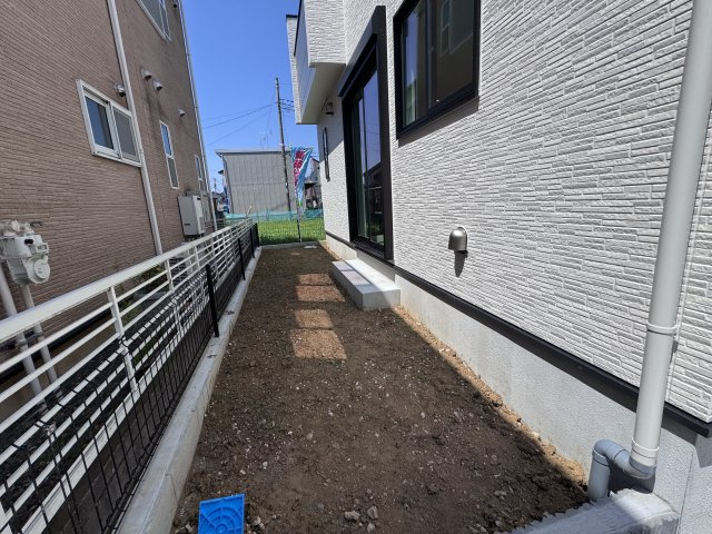 西馬橋4丁目新築戸建【旭町小学校:6分】の庭|南側庭スペース