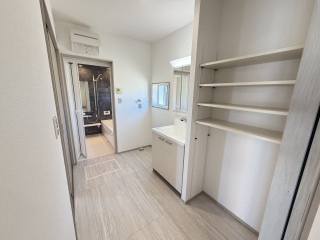 ワイウッドコート前橋市荒牧町第５期　1号棟の収納|洗面脱衣室にもたっぷり収納付いてます。
バスタオルやシャンプー等のストック品の収納に重宝しますよ！