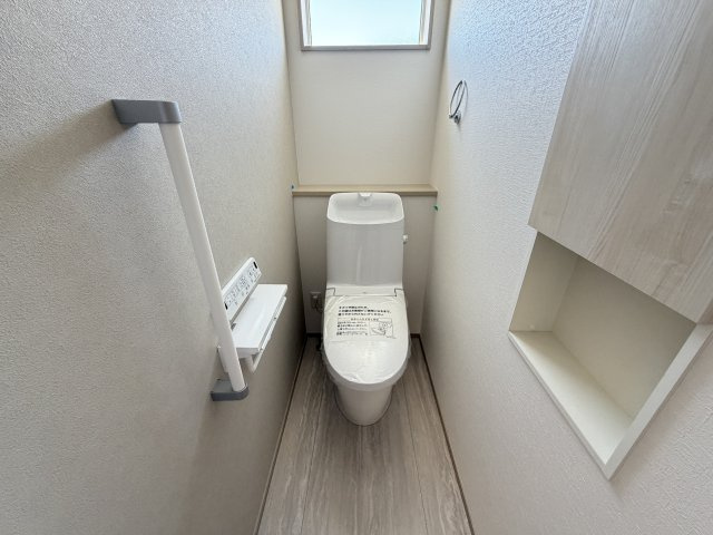 ワイウッドコート前橋市荒牧町第５期　1号棟のトイレ|1階トイレです。清潔感のある白を基調としています。
温水洗浄・便座暖房機能の付いた快適なトイレです☆